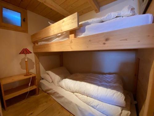 - une chambre avec 2 lits superposés dans une cabine dans l'établissement Studio 4 pers. rénové, proximité pistes & commerces, balcon/terrasse, parking privé - FR-1-733-98, à Crest-Voland