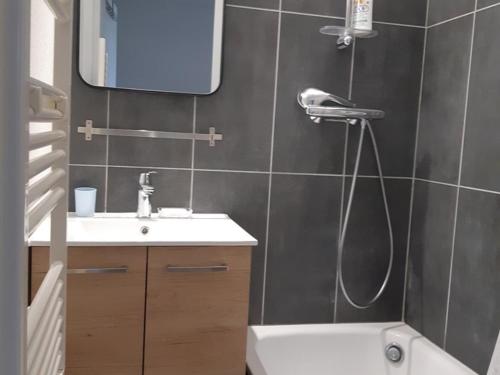 une salle de bain avec une douche, un lavabo et un miroir dans l'établissement Studio 4 pers. avec mezzanine, parking & balcon, Crest-Voland - FR-1-733-111, à Crest-Voland
