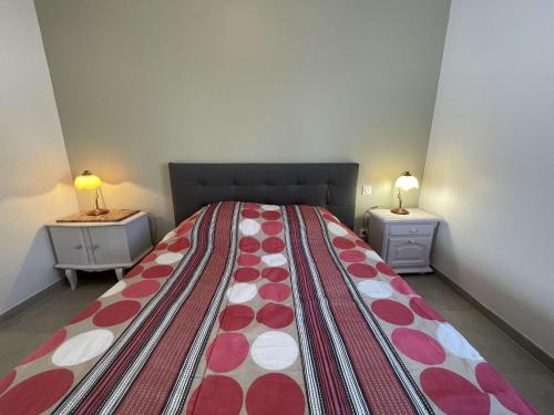 une chambre avec un grand lit avec deux tables de nuit dans l'établissement Petite maison neuve à 250m de la plage avec jardin clos, terrasse et parking - L'Épine - FR-1-224B-190, à LʼÉpine