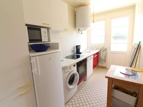 une cuisine avec un réfrigérateur et une machine à laver dans l'établissement Maison 4 pièces Saint-Trojan - Terrasse, Parking, 6 Couchages - FR-1-246A-247, à Saint-Trojan-les-Bains