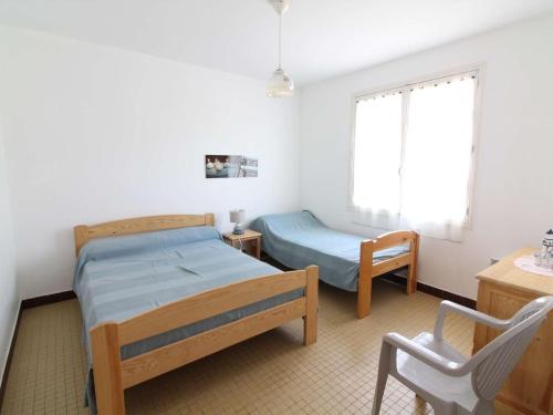une petite chambre avec un lit et une chaise dans l'établissement Maison 4 pièces Saint-Trojan - Terrasse, Parking, 6 Couchages - FR-1-246A-247, à Saint-Trojan-les-Bains