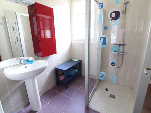 une salle de bain avec un lavabo et une douche dans l'établissement Maison 4 pièces Saint-Trojan - Terrasse, Parking, 6 Couchages - FR-1-246A-247, à Saint-Trojan-les-Bains