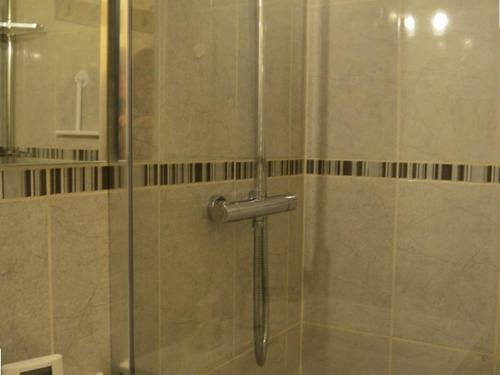 eine Dusche mit Glastür im Bad in der Unterkunft Studio Crest-Voland, 1 pièce, 4 personnes - FR-1-733-109 in Crest-Voland