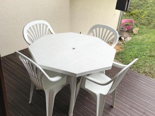 une table et des chaises blanches assises sur une terrasse dans l'établissement Studio cosy 4 pers, rez-de-chaussée, bien équipé, Crest-Voland, proche pistes, parking inclus - FR-1-733-109, à Crest-Voland