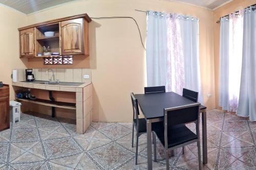 eine Küche mit einem schwarzen Tisch und Stühlen in einem Zimmer in der Unterkunft Apartamento daly 1 in Guápiles