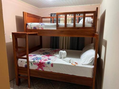 Cette petite chambre comprend 2 lits superposés. dans l'établissement Apartamento daly 1, à Guápiles