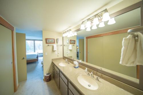 a bathroom with two sinks and a large mirror at Decatur 1806 in Keystone