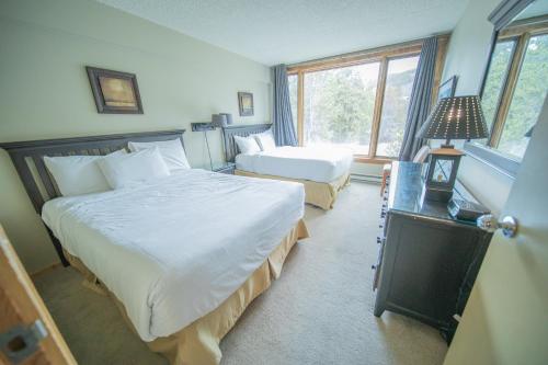 a hotel room with two beds and a window at Decatur 1806 in Keystone