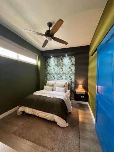 sypialnia z łóżkiem i wentylatorem sufitowym w obiekcie Modern apartment 01 w Panamie