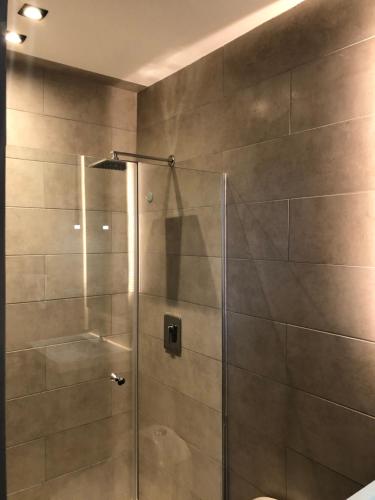 W łazience znajduje się prysznic ze szklanymi drzwiami. w obiekcie Modern apartment 01 w Panamie