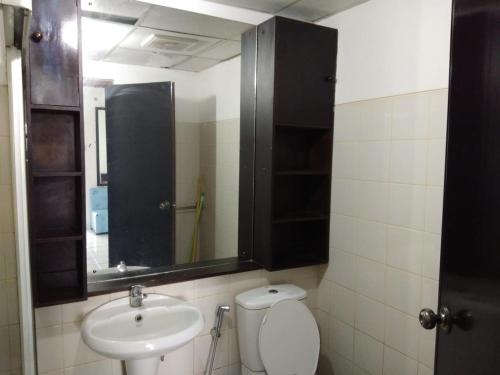 雅加達的住宿－NBA 023，一间带水槽、卫生间和镜子的浴室