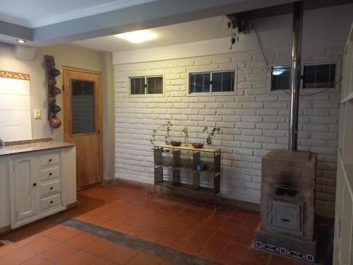 uma cozinha com uma parede de tijolos e um fogão em imanalla em Salta