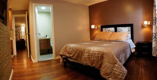 a bedroom with a bed and a bathroom at Apartamento con jacuzzi y Parqueadero in Cuenca