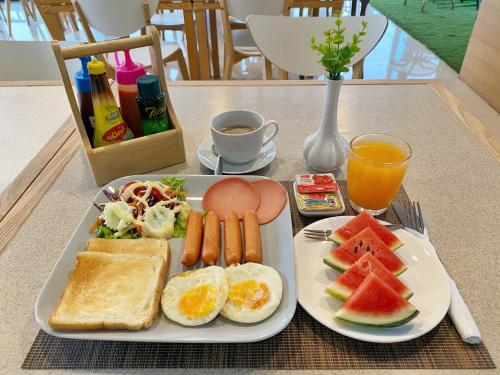 un piatto di cibo per la colazione su un tavolo di Wangpruksa Resort a Muak Lek