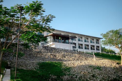 een gebouw met veel rotsen ervoor bij Wangpruksa Resort in Muaklek