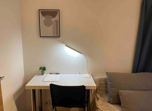 a room with a desk with a lamp and a couch at 镰仓、藤沢冲浪胜地 近新江之岛水族馆 距离沙滩1分钟 整套公寓 in Fujisawa