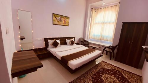 1 dormitorio con cama, mesa y ventana en Jaigarh Palace Kumbhalgarh, en Kumbhalgarh