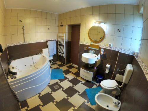 ブレアザにあるAnuțaの浴槽、洗面台、トイレを備えたバスルーム