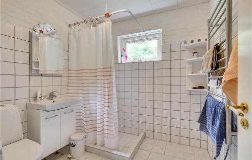 y baño con cortina de ducha y lavamanos. en Stunning Home In Tranekr With Wifi, en Tranekær