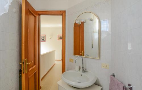 3 Bedroom Lovely Home In Marina Di Pietrasanta في مارينا دي بيتراسانتا: حمام مع حوض ومرآة