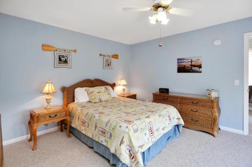een slaapkamer met een bed en twee nachtkastjes en twee lampen bij DeLight House by Pristine Properties Vacation Rentals in Indian Pass