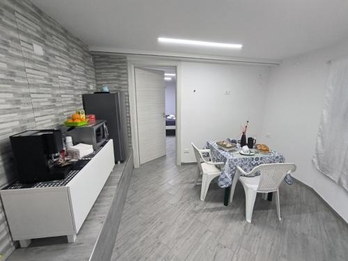 eine Küche und ein Esszimmer mit einem Tisch und Stühlen in der Unterkunft B&B Vicolo50 Salerno in Salerno