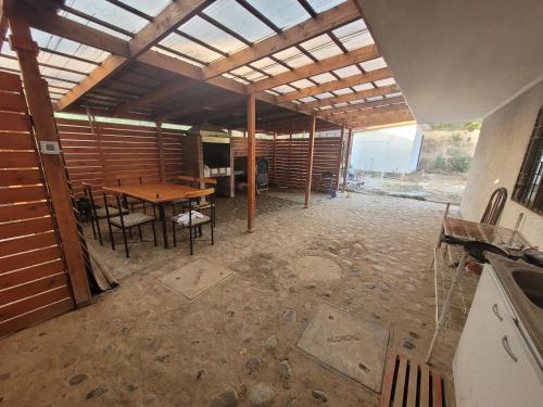 une pièce vide avec une table et des chaises dans l'établissement Casa eventos y descanso, à Limache