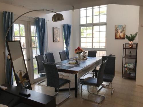 a dining room with a table and chairs at RPU WEN`S Villa in Dauis