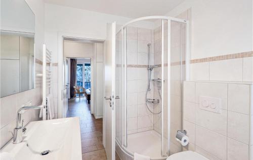 La salle de bains est pourvue d'une douche, de toilettes et d'un lavabo. dans l'établissement 3 Bedroom Nice Apartment In Rechlin, à Rechlin