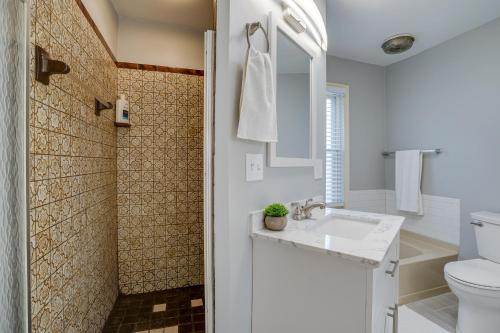 ein Bad mit einem Waschbecken, einem WC und einer Dusche in der Unterkunft Spacious Minneapolis Home Rental 8 Mi to Downtown in Minneapolis