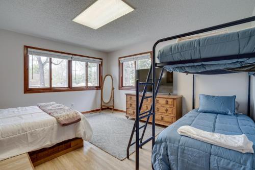 um quarto com 2 beliches e uma cama em Spacious Minneapolis Home Rental 8 Mi to Downtown em Minneapolis