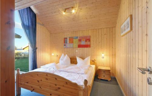 1 dormitorio con 1 cama en una habitación de madera en Gorgeous Home In Rechlin With Sauna en Rechlin