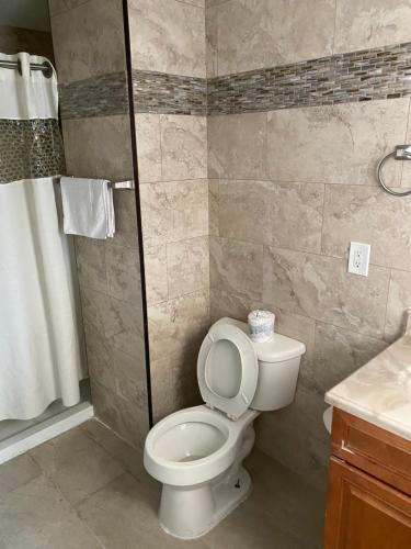 ein Bad mit einem WC und einem Duschvorhang in der Unterkunft Shore Beach Houses - 40 - 2 Dupont Avenue in Seaside Heights
