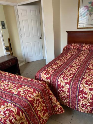 2 Betten nebeneinander in einem Zimmer in der Unterkunft Shore Beach Houses - 40 - 2 Dupont Avenue in Seaside Heights