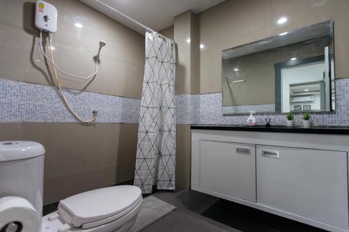 a bathroom with a toilet and a sink and a mirror at P3 Silom Large 2beds full kitchen WIFI 4-6pax in Bangkok