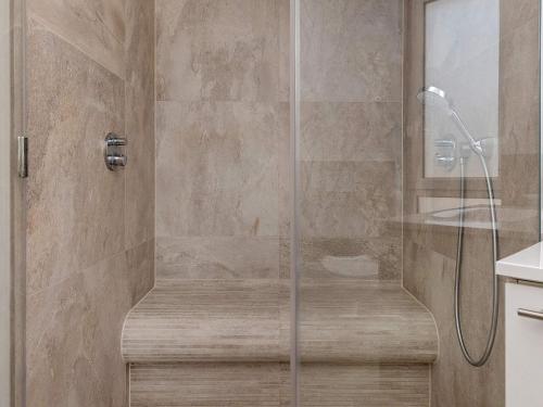 eine Dusche mit Glastür im Bad in der Unterkunft Apartment Wendtorf XXVIII in Wendtorf