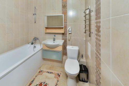 La salle de bains est pourvue de toilettes, d'un lavabo et d'une baignoire. dans l'établissement Квартира в центре Столицы. Байтерек, à Astana