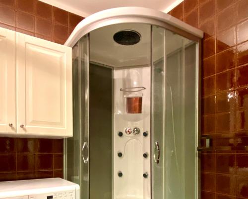 eine Dusche mit Glastür im Bad in der Unterkunft 2 Rooms Flat with Balcony, Near of Center in Wien