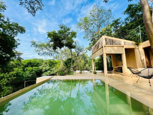 een huis met een zwembad en een patio bij 4 Villas equipadas con alberca en Huatulco, Oaxaca in Santa María Huatulco