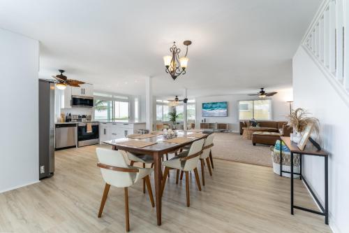 comedor y sala de estar con mesa y sillas en Beach House - Oceanfront Retreat - Beach Access, en Laie