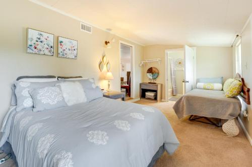 Ένα ή περισσότερα κρεβάτια σε δωμάτιο στο Pet-Friendly Canyon Lake Home - 2 Mi to Beach!