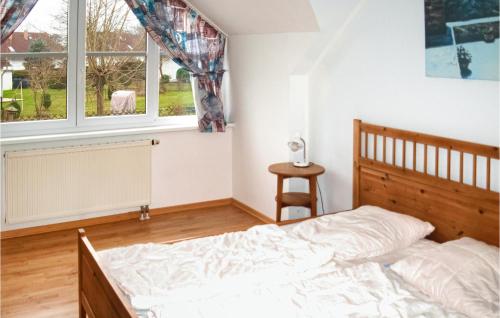 Schlafzimmer mit einem Bett und einem Fenster in der Unterkunft Landhaus Residenz in Losentitz