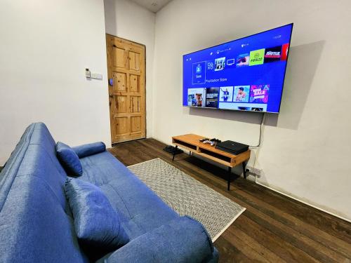 TV i/ili multimedijalni sistem u objektu Upspot Kuching Waterfront Premium Hostel