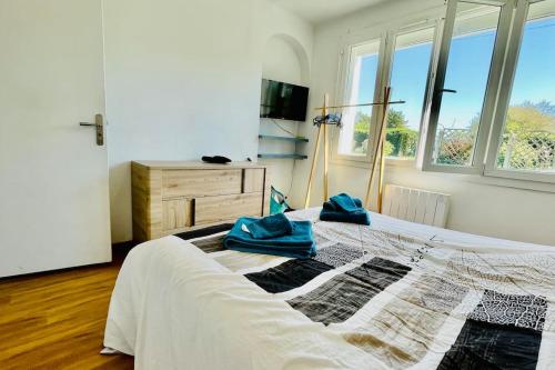 Ένα ή περισσότερα κρεβάτια σε δωμάτιο στο TI GLAS - La maison bleue