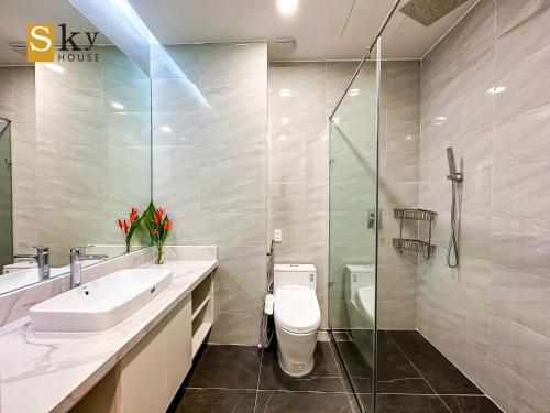 W łazience znajduje się toaleta, umywalka i prysznic. w obiekcie Sky House Apartment w Tam Kỳ