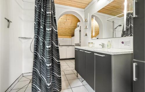 een keuken met een wastafel en een douche bij 3 Bedroom Lovely Home In Vestervig in Vestervig