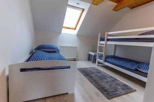 a room with two bunk beds and a window at Apartmánový dům Vilémovice in Vilémovice