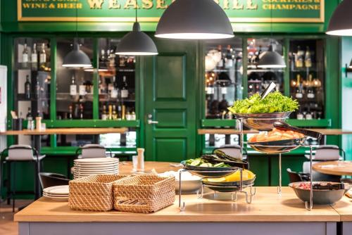 Un restaurante con una mesa con comida encima. en Ski-Inn RukaValley, en Ruka