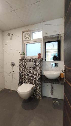 A bathroom at Covie Gurugram 70
