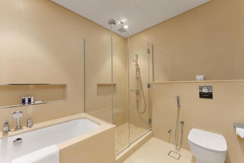 Koupelna v ubytování Maison Privee - Luxury Apt with Burj Khalifa Vw & Direct Mall Access